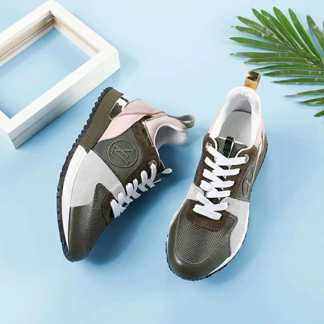 👟👟Ex-factory price 400👟👟 Men's size +10 Couple style, 2019 spring and summer new LOUIS VUITTON The same style of casual sports shoes is launched on Louis Vuitton's official website. Fabric: imported cowhide/cow velvet/breathable mesh, (imported mesh with silicone LV logo), rubber combination outsole, 2cm behind the sole, built-in 0.5cm comfortable feet, size 35-41 for women, 39-46 for men, welcome new and old customers to repost pictures for sale